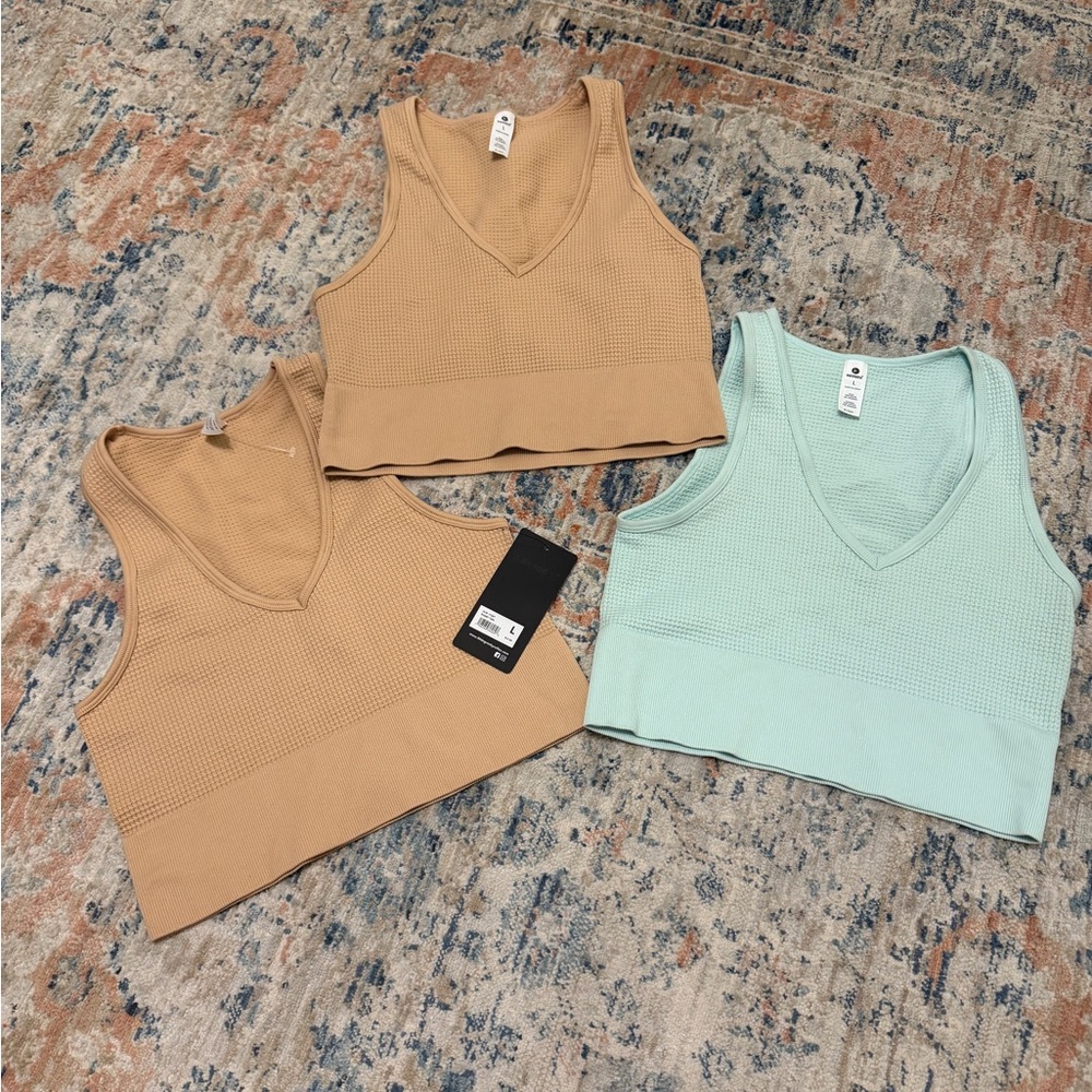90 Degree By Reflex V-Neck Cropped Tank Top in Beige and Mint